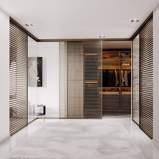 Sliding doors with fine horizontal profiles in front of a wardrobe