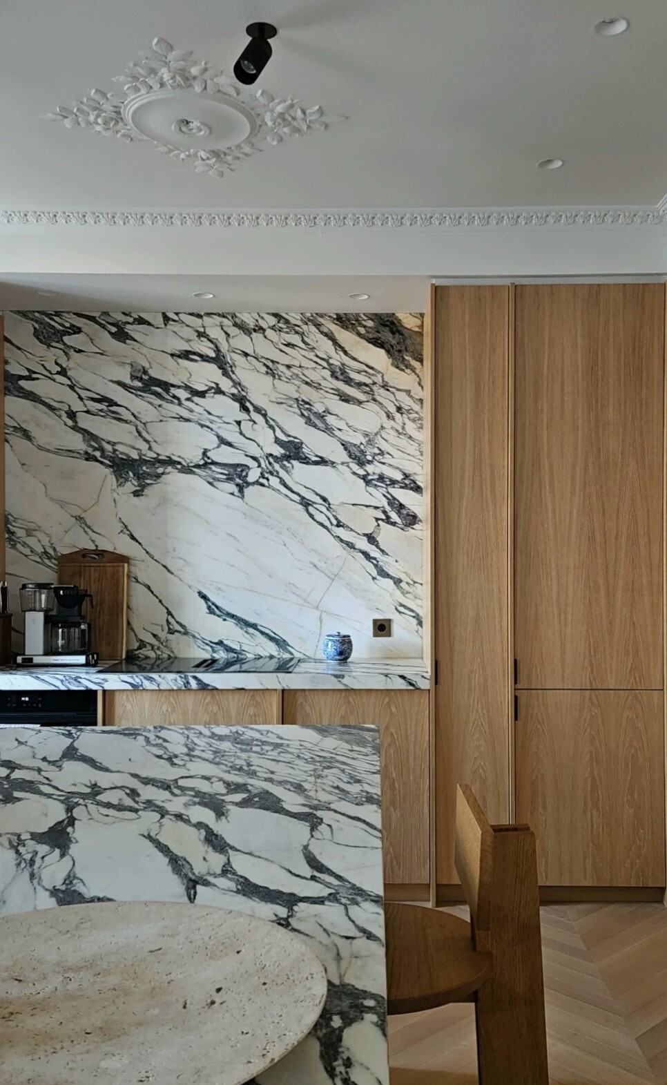 Bespoke kitchen in oak and Calacatta Viola
